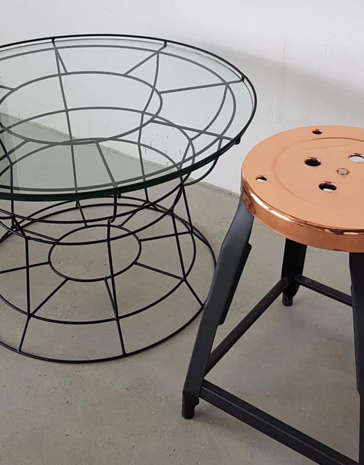 میز جلو مبلی گرد با فریم هندسی فلزی