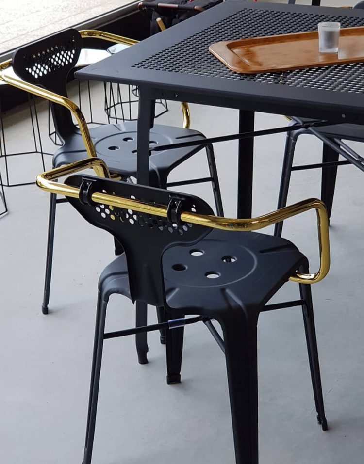 صندلی فلزی رستورانی دسته دار نهالسان مدل بیتا