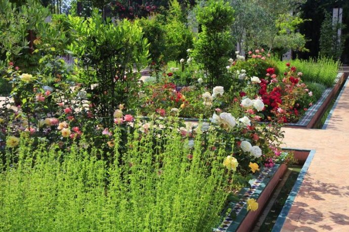 تصویر شماره 1 – خطوط مستقیم و زوایای قائمه از اصول هندسی در محوطه سازی باغ های سنتی هستند. محوطه-سازی-باغ