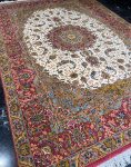 فرش دستباف صورتی و کرم نقش قشقایی طرح ترنج کد 168