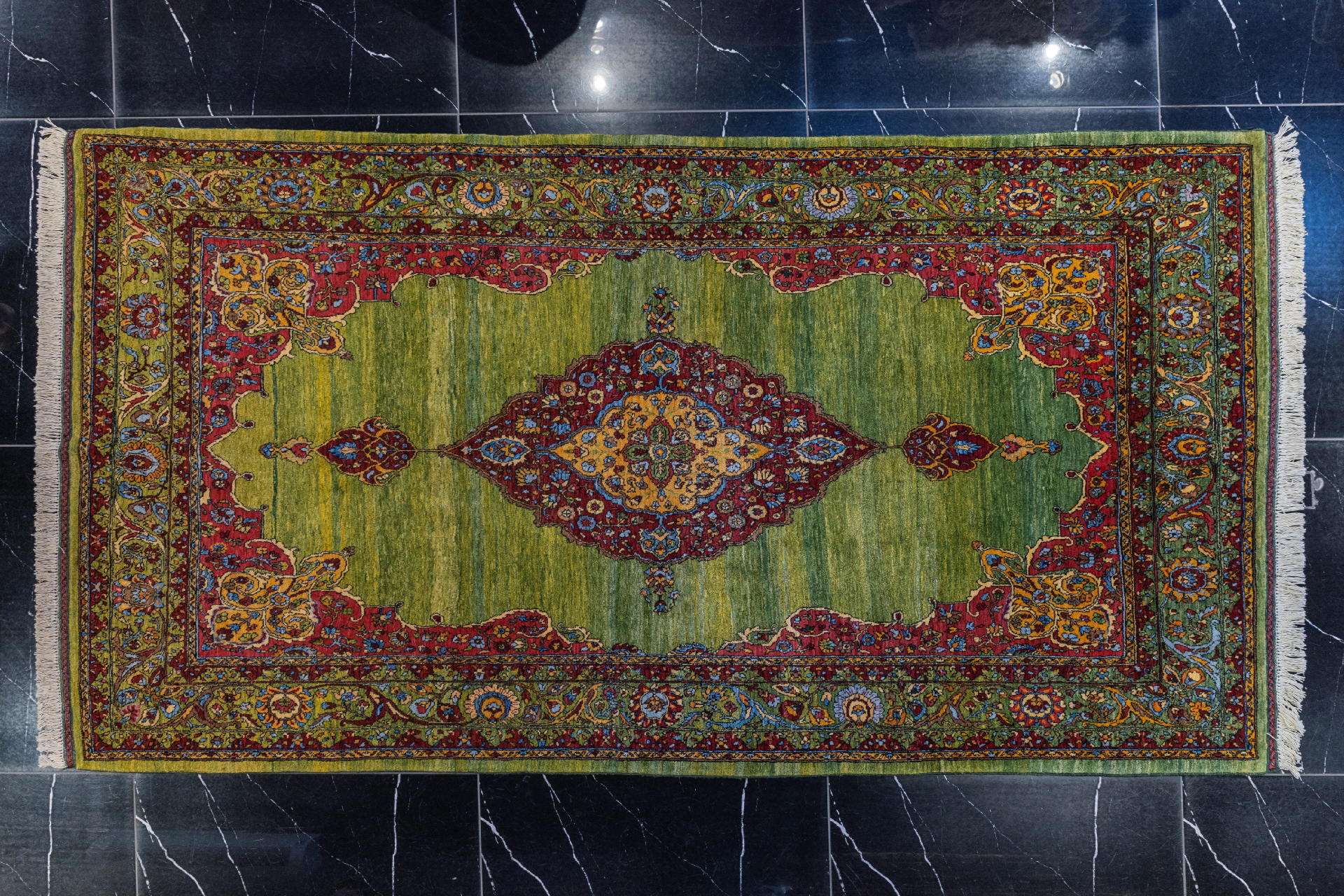 handmade persian carpet code37587 0 - فرش دستباف قشقایی نقشه لچک ترنج کف ساده سبز کد 37587 -  - area-rugs