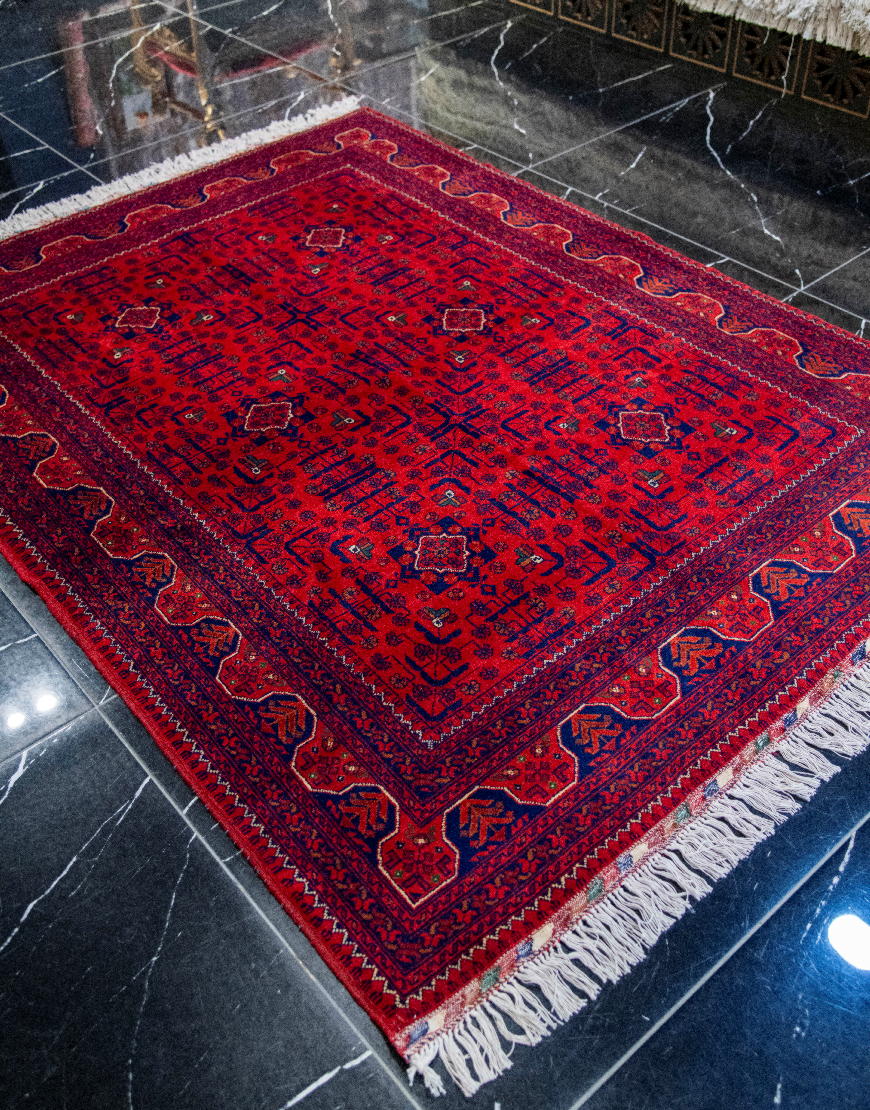 قالیچه دستباف نقشه ستاره ای کرک براق زمینه لاکی کد 38965