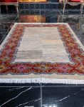 قالیچه دستباف قشقایی نقشه کف ساده زمینه کرم کد 39272