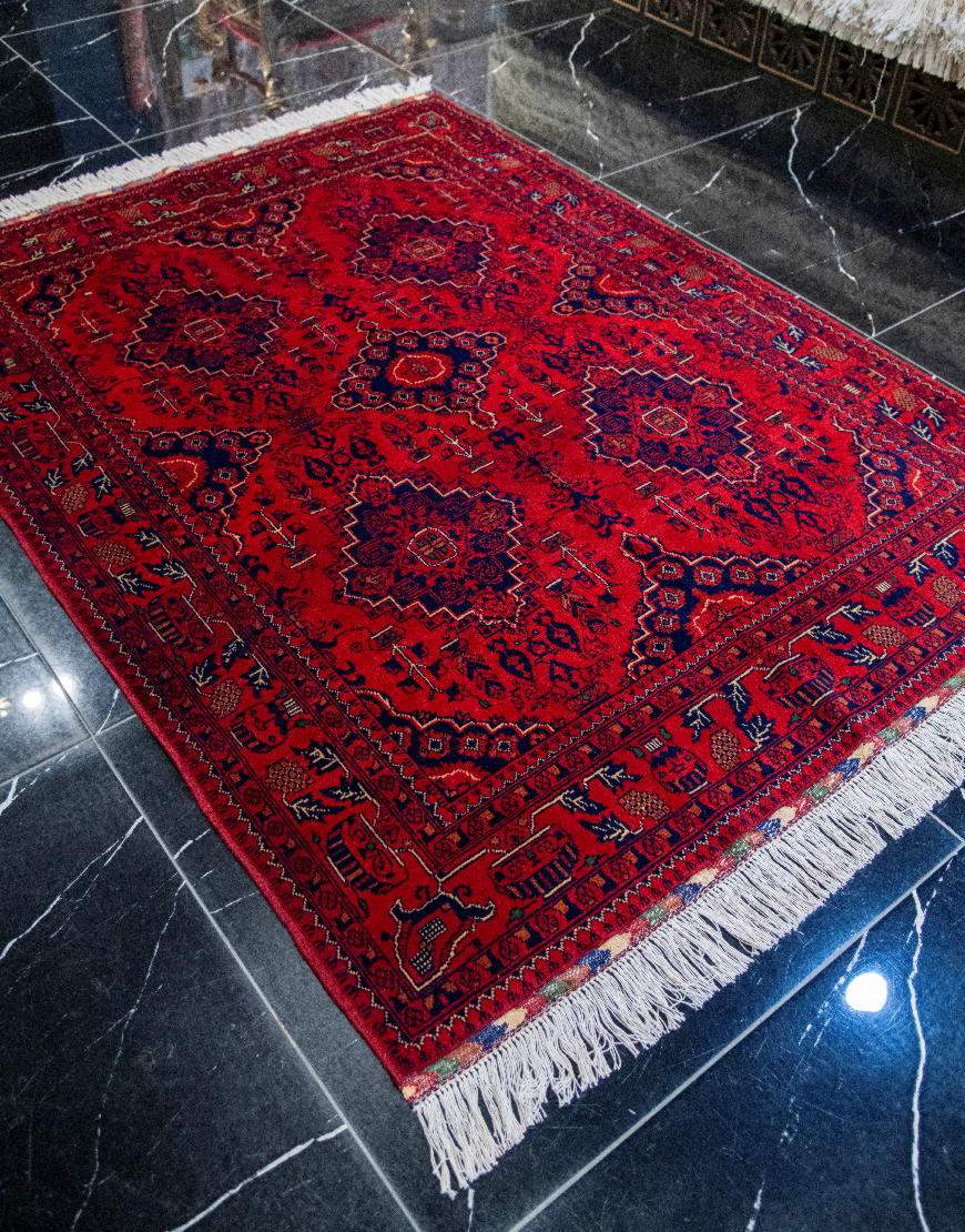 قالیچه دستباف نقشه شش ترنج کرک براق زمینه لاکی کد 39361