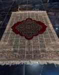 قالیچه دستباف قشقایی نقشه ترنج خشتی زمینه کرم کد 39798