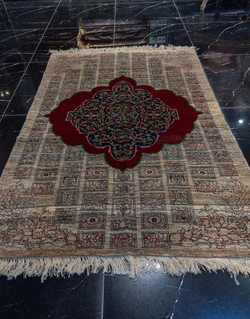 قالیچه دستباف قشقایی نقشه ترنج خشتی زمینه کرم کد 39798