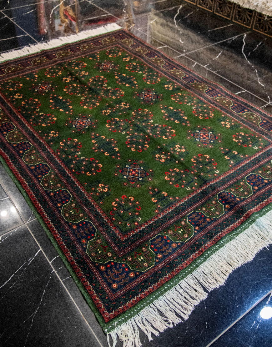قالیچه دستباف نقشه ستاره ای کرک براق زمینه سبز کد 39940