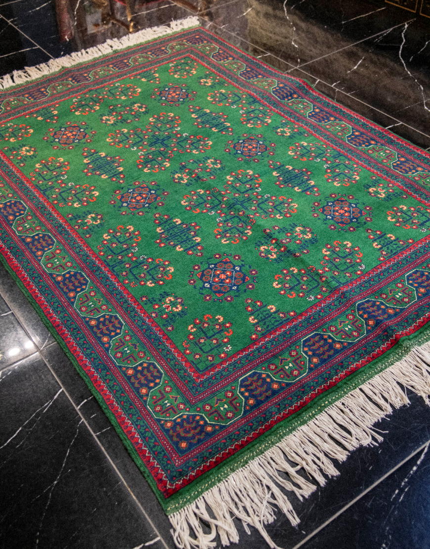 قالیچه دستباف نقشه ستاره ای کرک براق زمینه سبز کد 39941